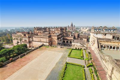 Blick vom Jahangir Mahal auf Raja Mahal